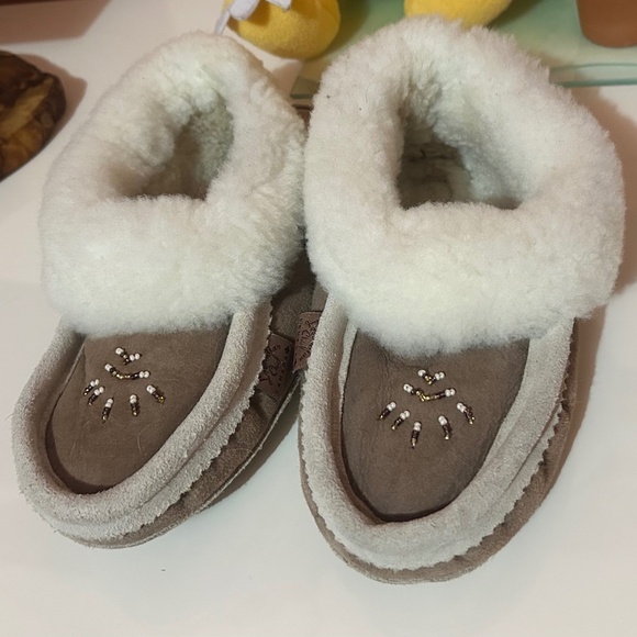 Laurentian Chief Canada Beaded Fur Moccasin Slippers - Picture 1 of 4